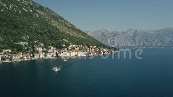黑山从无人驾驶飞机和高山背景与小船在翡翠亚得里亚海4k视频的预览图