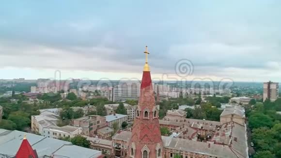 在敖德萨路德圣保罗大教堂尖顶上鸟瞰古老的城市和基督教十字视频的预览图
