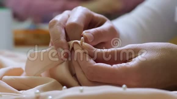 女性手在干洗前切纽扣视频的预览图