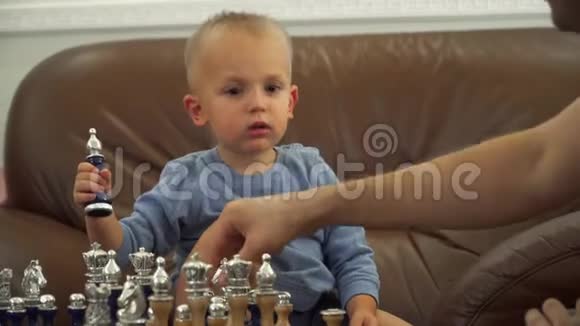 父亲给他的小儿子上象棋课视频的预览图