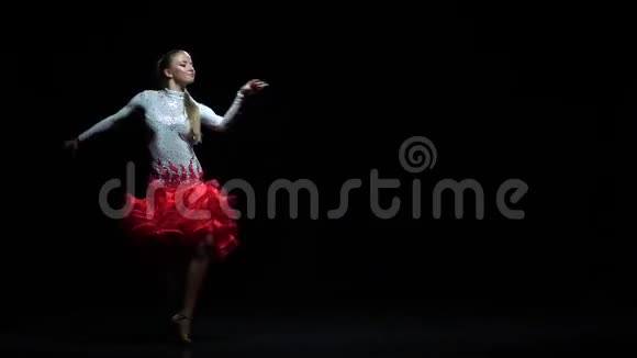 女人跳舞伦巴舞黑暗的背景慢动作视频的预览图