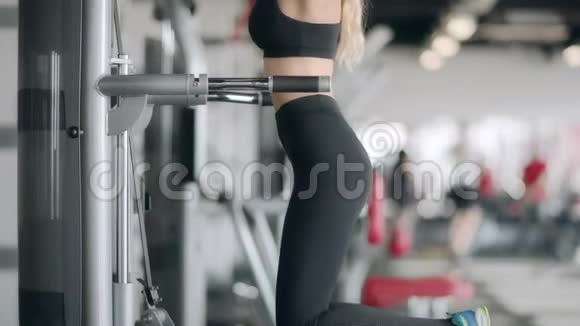 健身女子健身运动健身俱乐部健身机上拉练视频的预览图