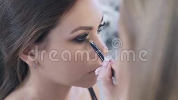 化妆师的特写镜头为她的模特做了一个晚上的化妆然后遮瑕膏又把它拿了出来视频的预览图
