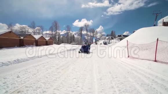 朋友们在滑雪场玩得很开心微笑的年轻人骑着雪地摩托三个人在雪地摩托上享受视频的预览图