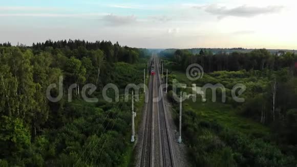 鸟瞰夏天在农村现场训练火车在日出时穿过农村视频的预览图