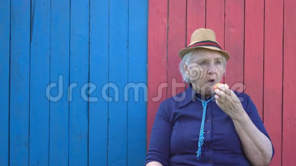 戴生态木制背景帽子的养老金领取者视频的预览图