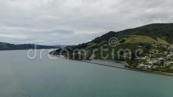 新西兰杜尼丁市和农村地区雄伟的海岸景观视频的预览图