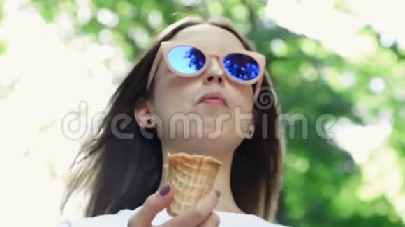特写肖像夏季背景吃冰淇淋的年轻女人视频的预览图
