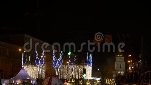 城市里的圣诞灯视频的预览图