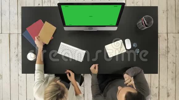商务项目组在办公室会议室共同工作绿色屏幕模拟显示视频的预览图