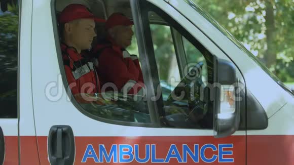 男性护理人员接听病人电话专业救护人员911视频的预览图