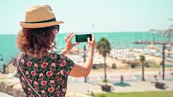 在背景上与地中海合影的女人视频的预览图