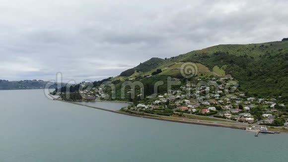 新西兰杜尼丁市和农村地区雄伟的海岸景观视频的预览图