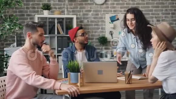 女性和男性同事在办公室里对笔记本电脑屏幕进行头脑风暴视频的预览图