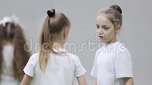 室内足球场两个小女孩在说话一个女孩把球给另一个女孩视频的预览图