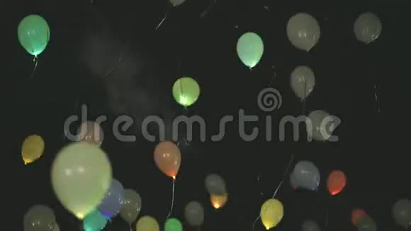 飞行气球夜空视频的预览图