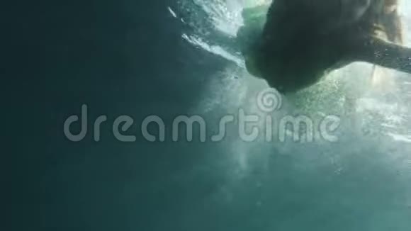 蓝色背景下水下少女模特在海上摆姿势视频的预览图