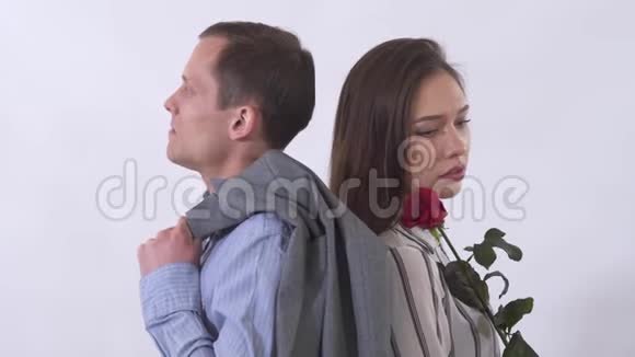 男人和女人悲伤的特写两个人背靠背站着在画室里用白色拍摄视频的预览图