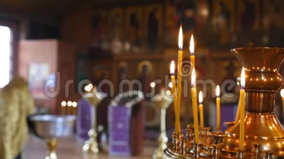 燃烧蜡烛秘密仪式的洗礼在东正教的背景上近距离射击视频的预览图