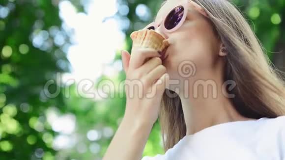 特写肖像夏季背景吃冰淇淋的年轻女人视频的预览图