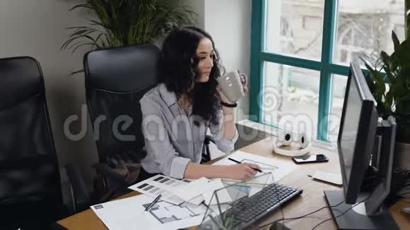 自信的女人在工作日喝咖啡茶的肖像视频的预览图