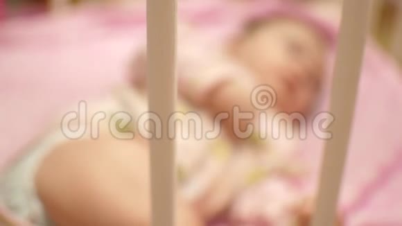 婴儿躺在婴儿床上视频的预览图