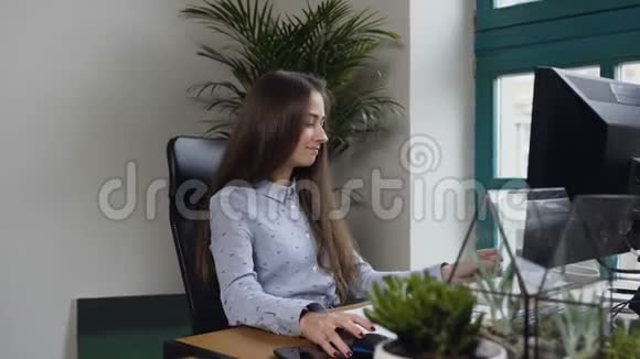 年轻英俊的建筑师喝咖啡在办公室喝茶视频的预览图