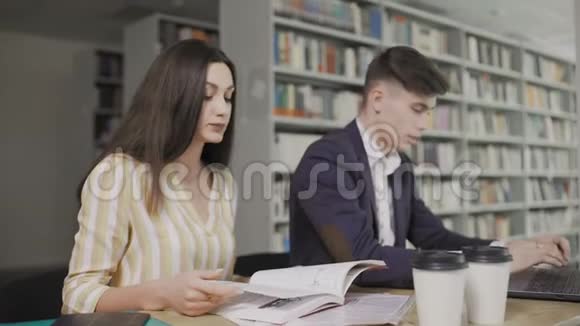 两名白种人大学生准备在图书馆考试视频的预览图