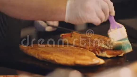 将玉米须缨子面包煮成三明治然后放在铁盘上煎视频的预览图