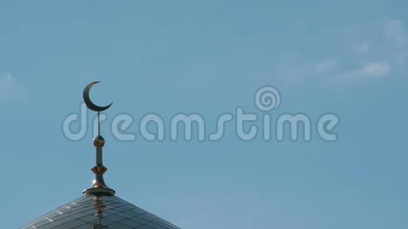 一个新月形清真寺的金色穹顶穆斯林的象征蓝天上的云彩从右向左移动过宣礼塔伊斯兰教视频的预览图