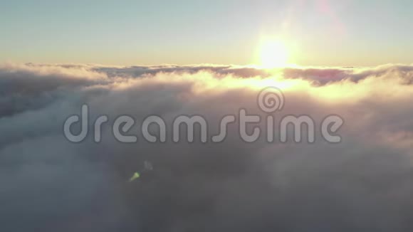 在云层之上飞向升起的太阳视频的预览图