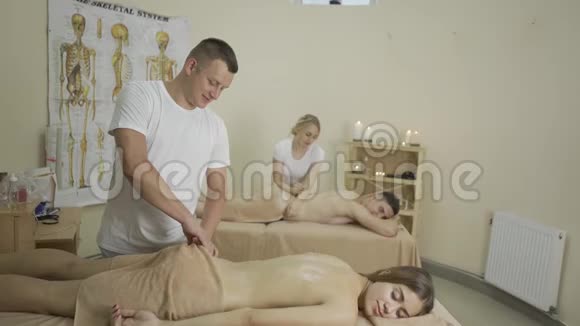 快乐的白种人夫妇享受背部按摩按摩会在温泉里快乐的一对视频的预览图