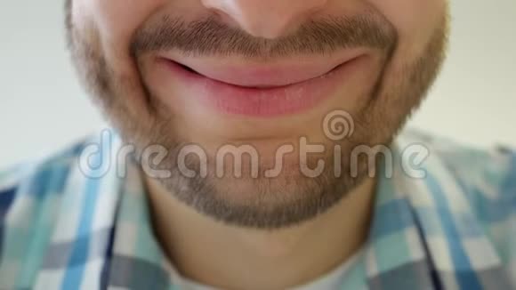胡子男对着镜头微笑嘴唇特写白色背景时尚视频的预览图