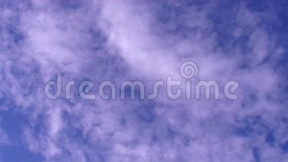 在深蓝的天空中移动的云视频的预览图