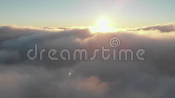 在云层之上飞向升起的太阳视频的预览图