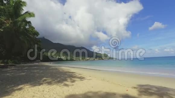 在塞舌尔马河岛博瓦隆海滩漫步2视频的预览图