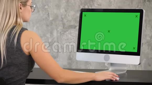 女性自由职业者正在电脑上做一个新项目绿色屏幕模拟显示视频的预览图