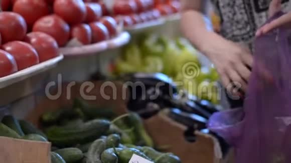 一个女孩的特写在超市挑选黄瓜视频的预览图