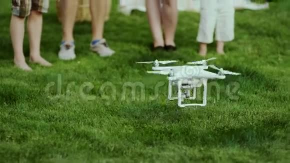 四架无人机的家庭活动视频的预览图
