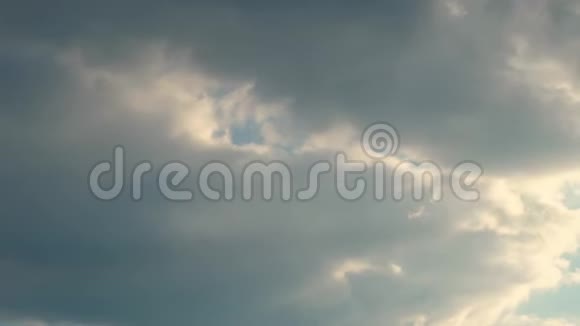 风在雨前驱走夜空中的云天空中高飞着美丽的云彩视频的预览图