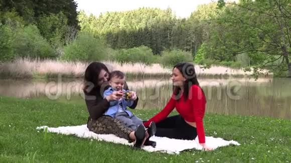 妈妈和她的妹妹和儿子在大自然中休息视频的预览图
