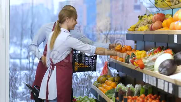 店员在超市安排水果视频的预览图