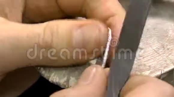 男子手处理银工件视频的预览图