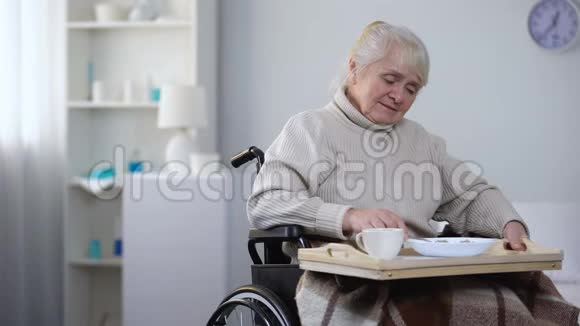 一位坐在轮椅上的迷人老太太要求护士拿走不令人兴奋的晚餐视频的预览图