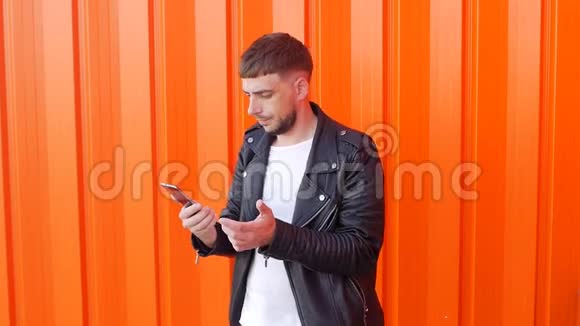 一个留着胡子的年轻人敲着手机手机接不上网络移动通讯不畅视频的预览图