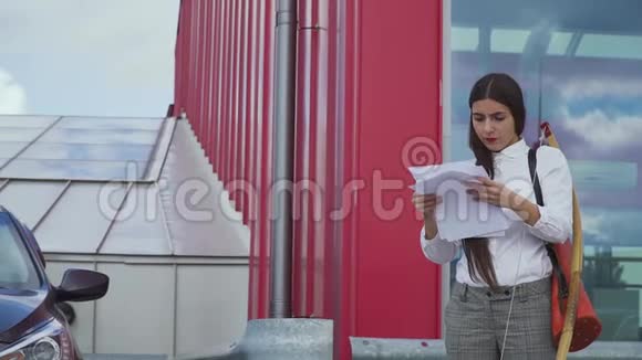 美丽的愤怒的女商人散布纸张视频的预览图