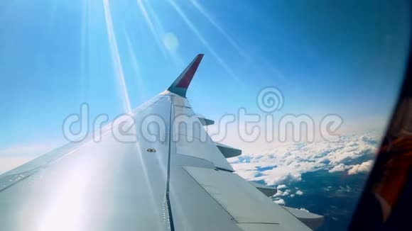 美丽的云彩和一个飞机机翼窗外有一个美丽的蓝天从飞机舷窗中射出视频的预览图