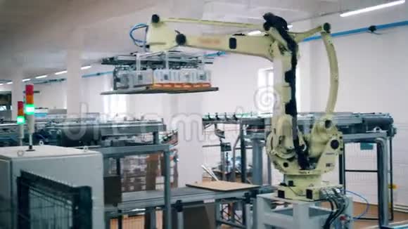 工业机器搬迁包装纸箱视频的预览图