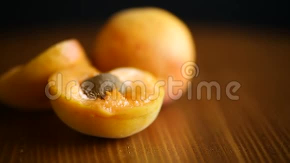 成熟的杏子特写视频的预览图