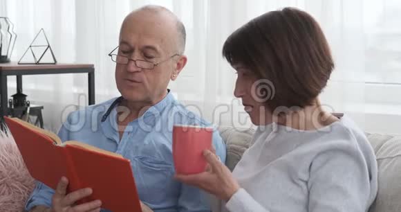 老人在给妻子读一本书喝咖啡视频的预览图